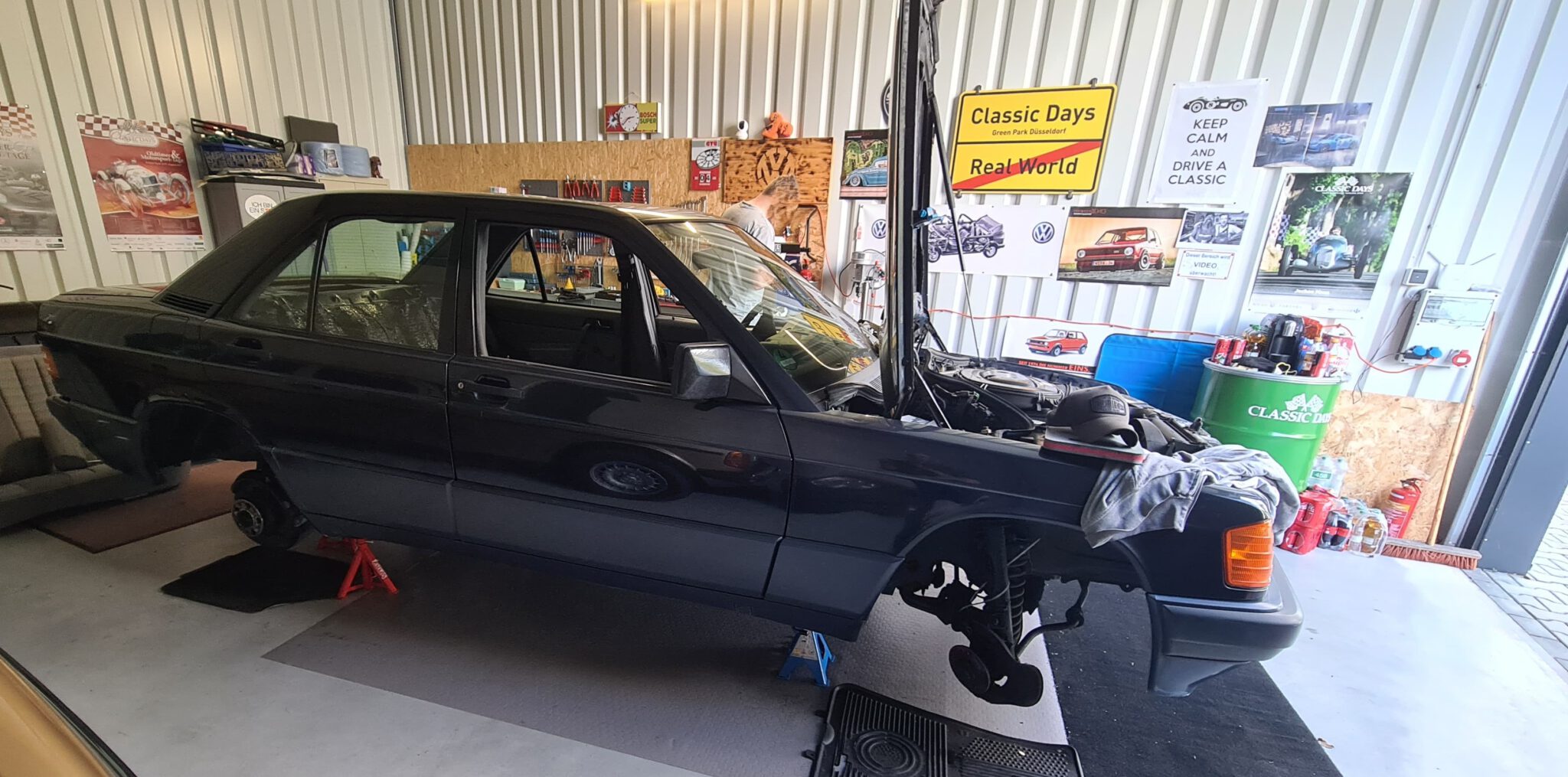 Klassischer Mercedes-Benz W201 in der Halle bei einer Begutachtung